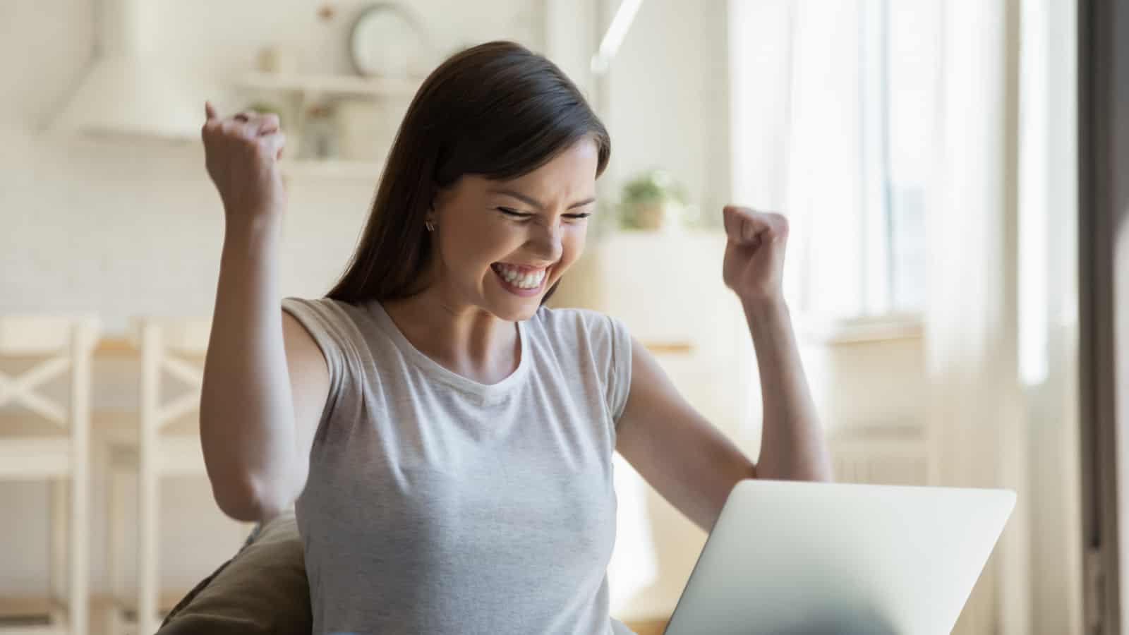 Woman celebrates passing the real estate exam 在加州